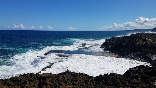 波多黎各伊莎贝拉的岩石海岸和海水