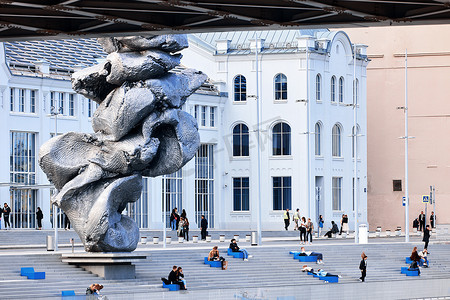莫斯科风景中的 Big Clay No. 4 雕塑。
