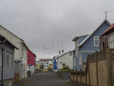 冰岛凯夫列维克镇有老房子和路灯的小街