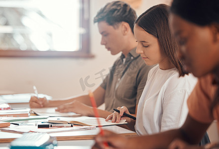 在教室学习的学生摄影照片_与学生在大学课堂上进行学术、知识和学习的教育、写作和考试。