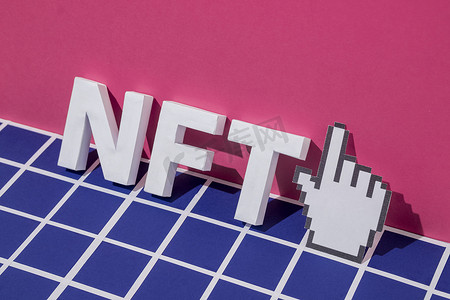 NFT 字母符号 3D 文本和像素鼠标光标手指指针。