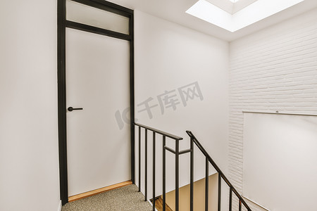 家里的楼梯间有一扇白色的门