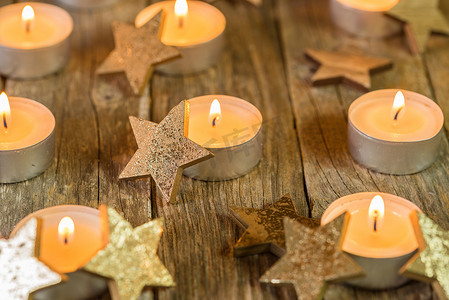 木桌上饰有金星装饰的降临和圣诞蜡烛火焰