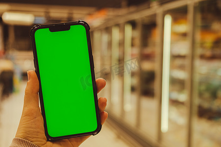 散焦冷冻食品冰箱背景上的手机色度键。