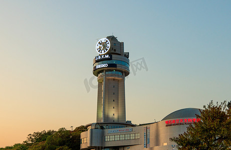 日本明石 — 2023年4月19日：天文馆上方的钟楼，天空中有夕阳色