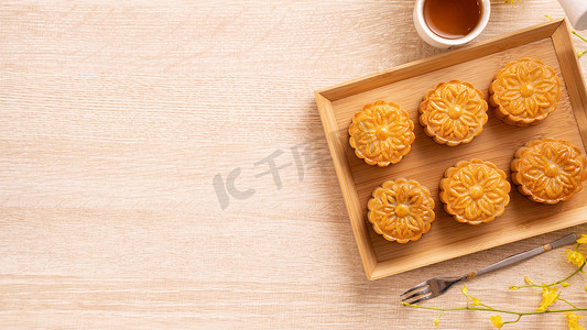 中秋节月亮摄影照片_月饼、月饼的中秋节假期概念设计