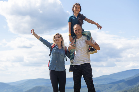 带孩子户外旅行的家庭远足父母在山区积极度假生活方式的父母一起背包旅行。