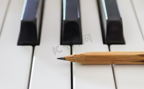 水平视图电钢琴白键上的旧铅笔