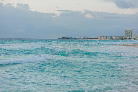 海边酒店摄影照片_在加勒比海滩的海岸在区域Hoteleria 在坎昆。