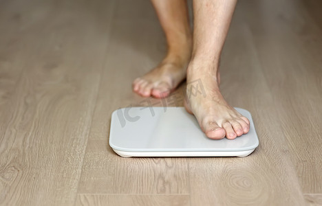 在体重秤上行走的人测量体重。