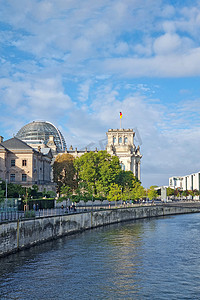 狂欢日！摄影照片_德国柏林，2022 年 10 月 1 日：从施普雷河看柏林联邦议院大楼。
