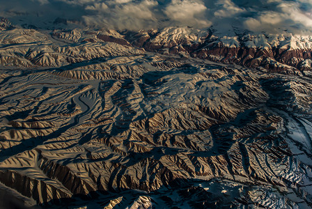 大气背景地球摄影照片_从山雪和山地景观的平面鸟瞰图。