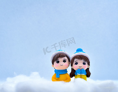 旅行邀请函摄影照片_旅游业和旅行概念：冬天雪的微型人和小雪人