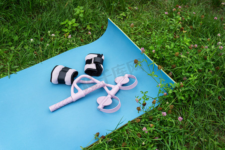 活动指南指南摄影照片_户外活动、带重量的瑜伽垫和按摩器。