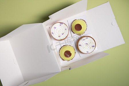 蛋糕烘焙海报摄影照片_白盒顶视图中的各种原创蛋糕，烹饪送货上门