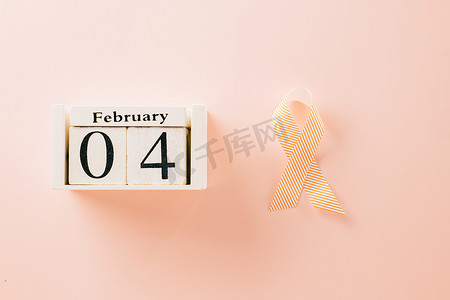 粉红色意识丝带标志和日历 2 月 4 日世界癌症日活动