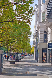 商业步行街摄影照片_德国柏林，2022 年 10 月 2 日：带有广告牌的步行街。