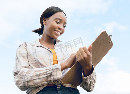 农业、快乐的农民或带剪贴板的黑人妇女，用于业务清单、成功或分析农场的增长，面带微笑。