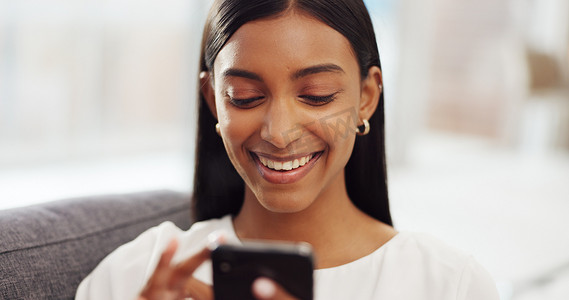 社交媒体、模因和电话在一个快乐的女人手中，她笑着用 wifi 和技术在线浏览。