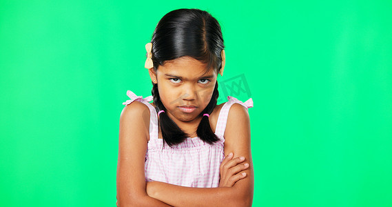 孩子生气表情摄影照片_绿色屏幕上愤怒、交叉双臂和孩子的脸，表情沮丧、失望和愤怒。
