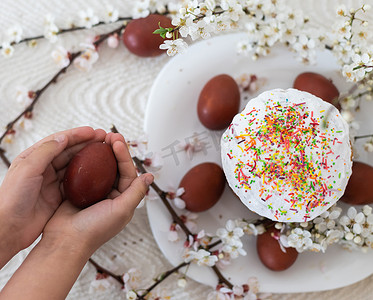 复活节红蛋，复活节传统菜单，手拿着彩蛋
