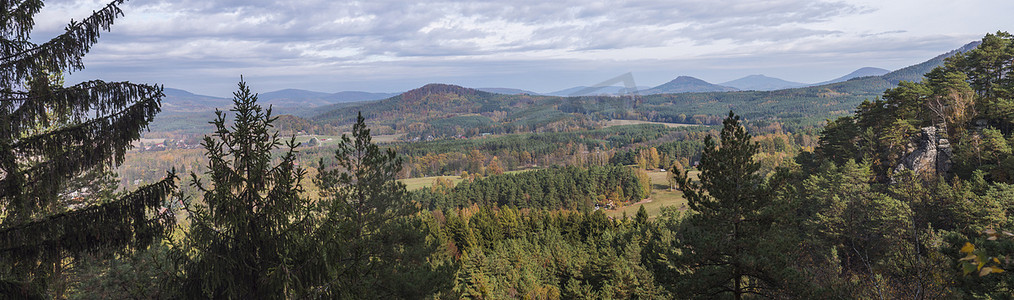 从 Hrabencina vyhlidka 的 Luzicke hory 村 Sloup v cechach 的全景，Lusatian 山脉有秋天的落叶和针叶树森林和青山，蓝天，白云