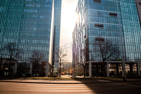 太阳穿过格但斯克的城市摩天大楼公共交通场景。
