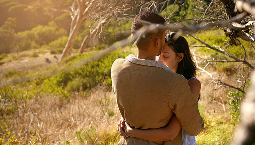 自然、爱和一对夫妇在户外拥抱或亲吻，同时在夏天一起分享亲密的时刻。