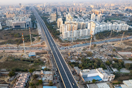 航拍印度摄影照片_空中无人机仍然拍摄显示繁忙的 sohna 高架高速公路收费公路，由于桥梁或地下通道的道路建设，交通卡在交叉路口