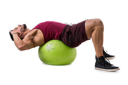 内裤男模腹肌写真摄影照片_在健身球上锻炼腹肌的肌肉男