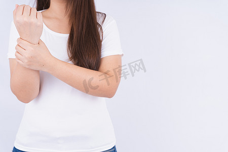 女性触摸急性手腕疼痛在白色背景与副本 s