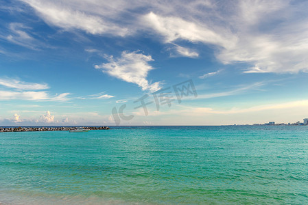 坎昆 Zona Hoteleria 加勒比海滩上的海岸。
