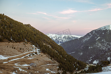 冬季乡村房屋摄影照片_冬季比利牛斯山脉安道尔的乡村景观