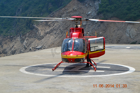 一架直升机降落在印度的停机坪上。