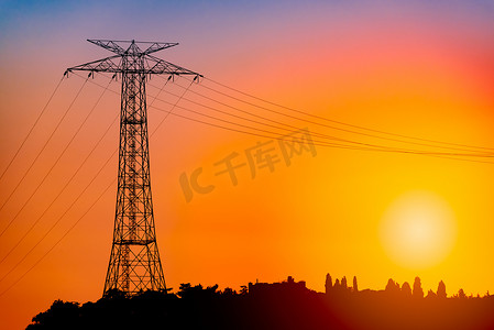 电网一张图摄影照片_伊斯坦布尔日落时的电网塔