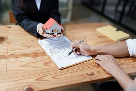 担保、抵押、协议、合同、签署、房地产经纪人在签署重要合同文件后将房屋交付给客户
