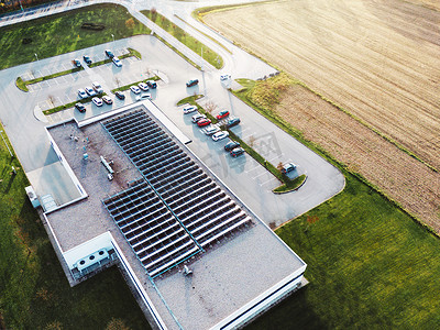 屋顶太阳能电池板工业建筑的鸟瞰图