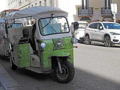 葡萄牙里斯本的绿色嘟嘟车