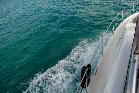 从游艇的船尾看蔚蓝的大海