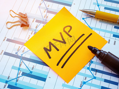 mvp摄影照片_带有 MVP Minimum Viable Product 图表和贴纸的论文。