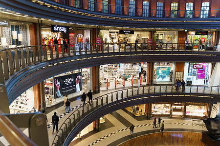 购物中心内不同楼层的品牌店，呈半圆形分布。
