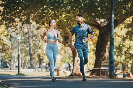 健身的情侣摄影照片_在公园里与一对多元化的情侣一起跑步、锻炼和健身，一起进行有氧运动。