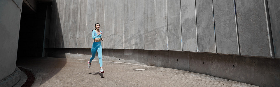跑步健身的女孩摄影照片_美丽健康的年轻女子慢跑者正在户外跑步