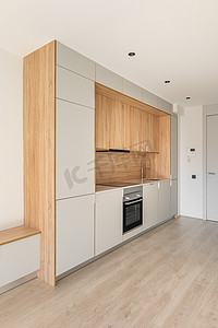 现代简约厨房摄影照片_空荡荡的翻新公寓内的现代简约厨房。