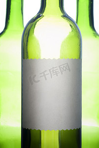 带标签的绿色酒瓶