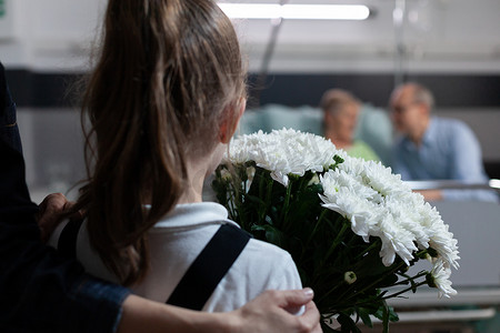 面目全非的女孩拿着鲜花到达医院，探望祖母