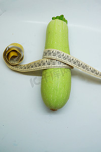 柔软的测量线性西葫芦包裹作为健康饮食的象征。