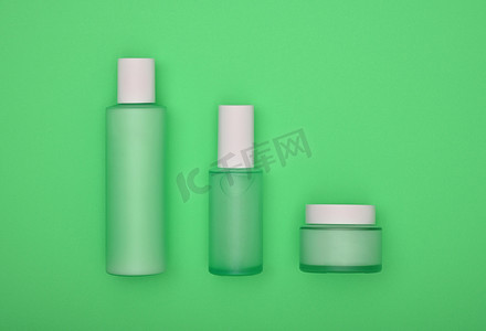 一套绿色化妆品护肤霜瓶