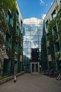 波兰华沙 — 2022 年 5 月，华沙大学图书馆现代建筑和绿化屋顶上的植物园。
