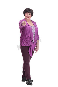 casual摄影照片_full-length.casual 穿紫色衬衫的老妇人。